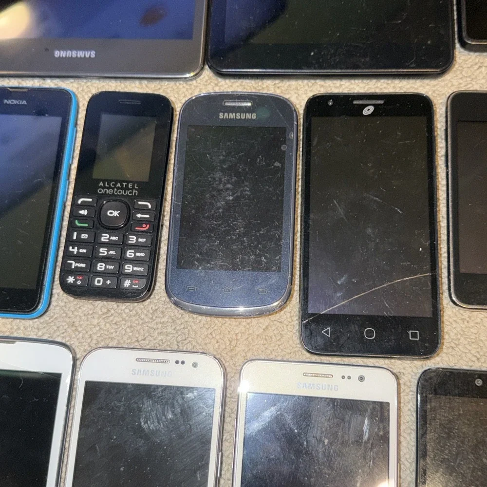 Lot Of 21 Cell Phones/Pads For Parts Only (Apple, Samsung, Motorola,LG) READ